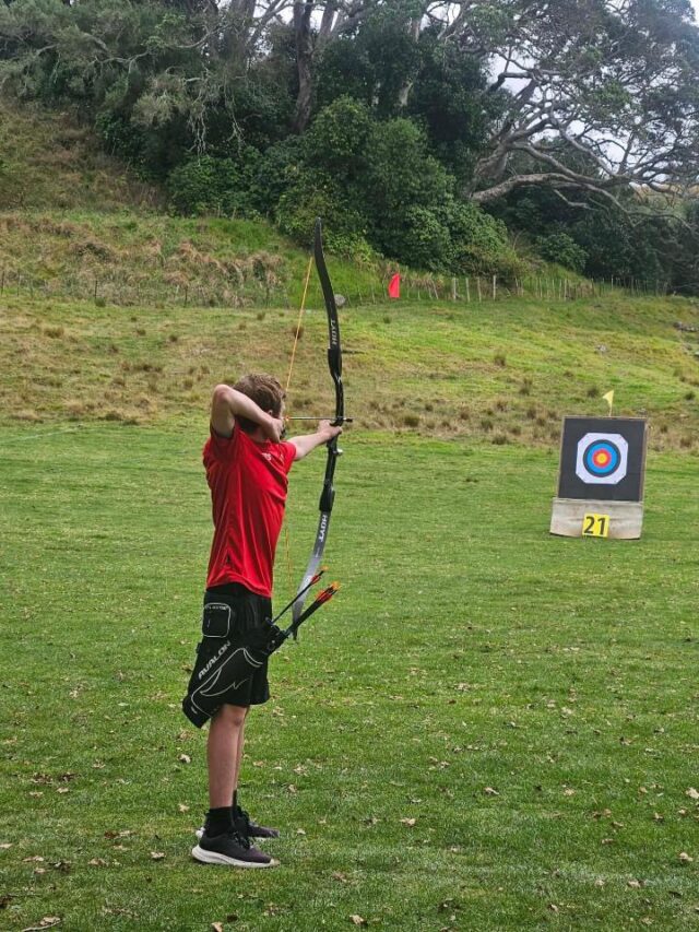 Huge congratulations to John Glynos on an outstanding performance at the College Sport Matchplay Championships hosted by Auckland Archery Club! John shot his way to the top, claiming 1st place among 44 talented archers in the Barebow division. John and his sister Alex represented their school St. Ignatius College. He says he’s happy with his results and felt his shooting was good—he came away with a 107 out of 120 in his best matchplay end. John’s a rising star so keep an eye on this space to see his future achievements!! @johnglynosarchery